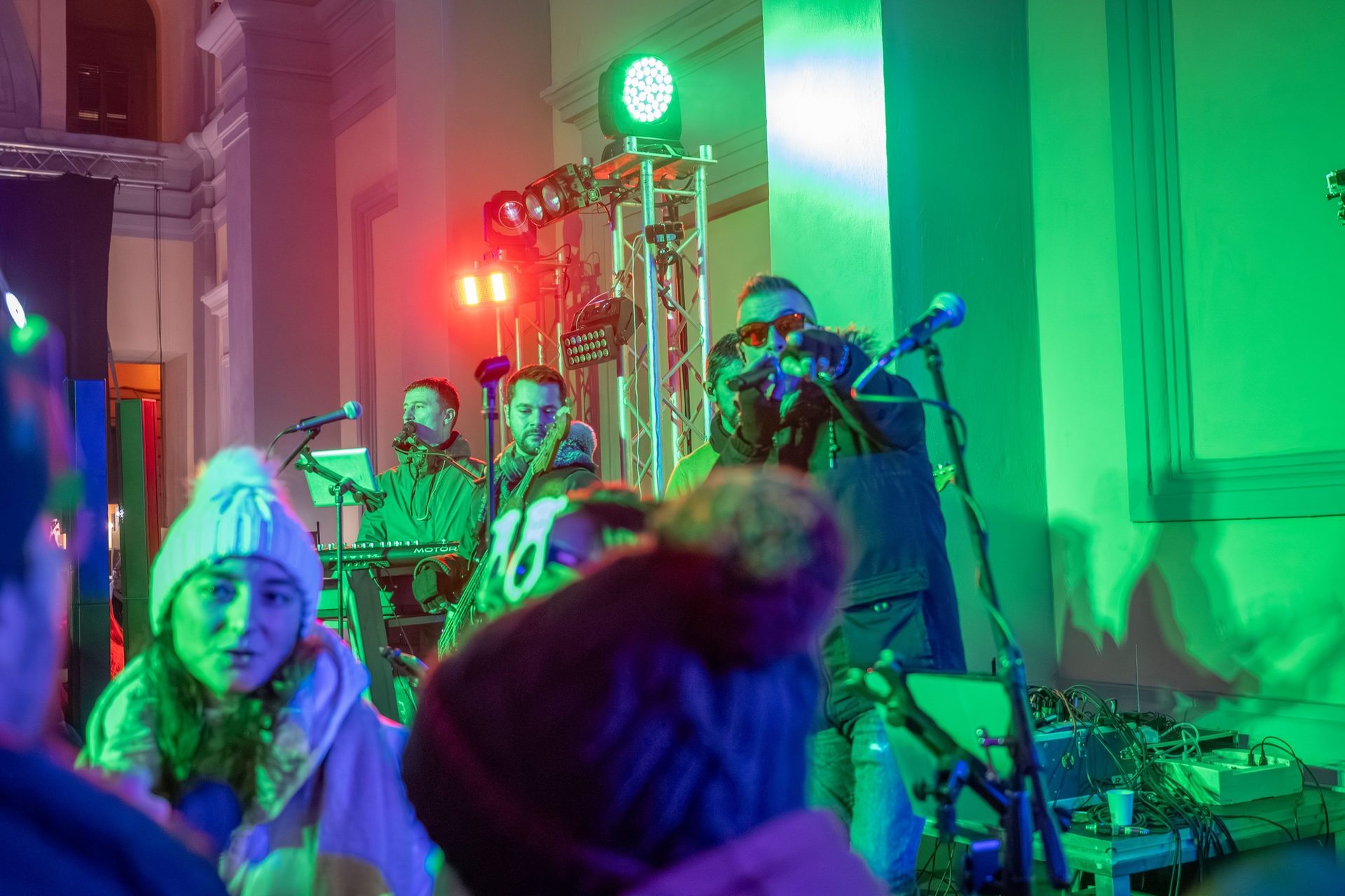 Palco Ellemono con luci e pubblico per musica live eventi